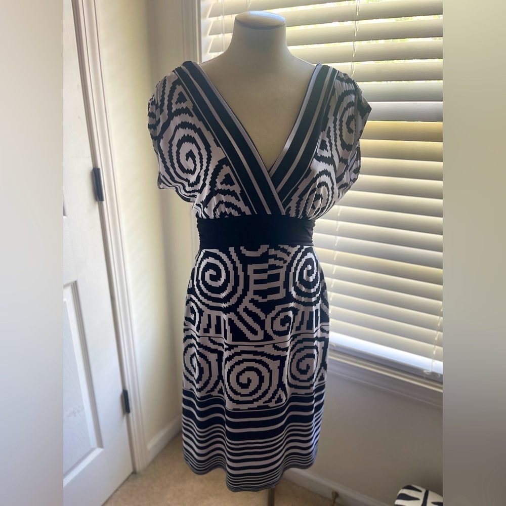 Like new condition Roulette Dress Brown White Sleeveless V Front Belted